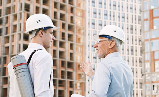 técnico revisando vivienda antes de entrega