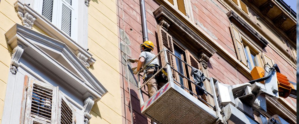 técnico revisando vivienda antes de entrega